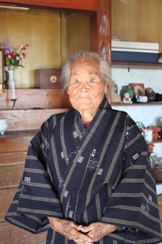 お着物を着るおばあ