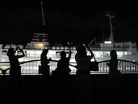 『まな美～の』女性が輝く学びスクール-竹芝　満月を取る女性達　シルエット